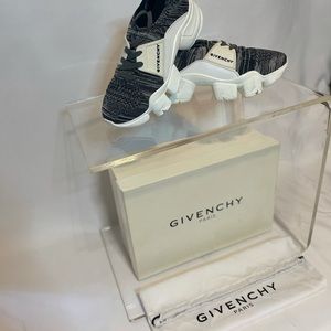 Givenchy women’s sneakers like new!